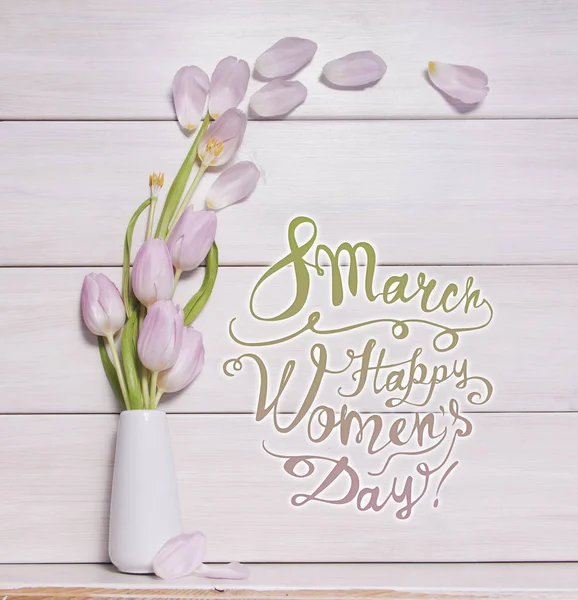 8 martie. O zi fericită a femeii! Card cu lalele roz pe vază — Fotografie, imagine de stoc