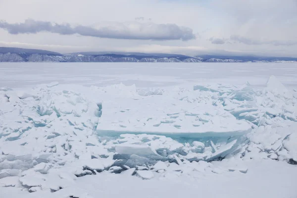 Floe de glace turquoise. Dérive glaciaire du lac Baïkal. Paysage hivernal . — Photo