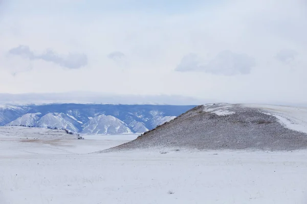 Bajkalsjön. Olkhon ön vinterlandskap — Stockfoto