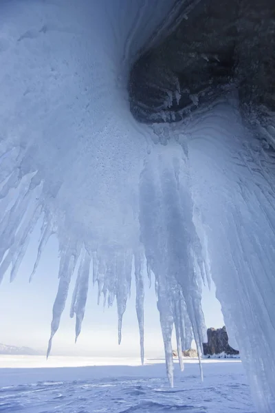 Winter. Ijspegels in grot. Het Baikalmeer, Oltrek eiland. — Stockfoto