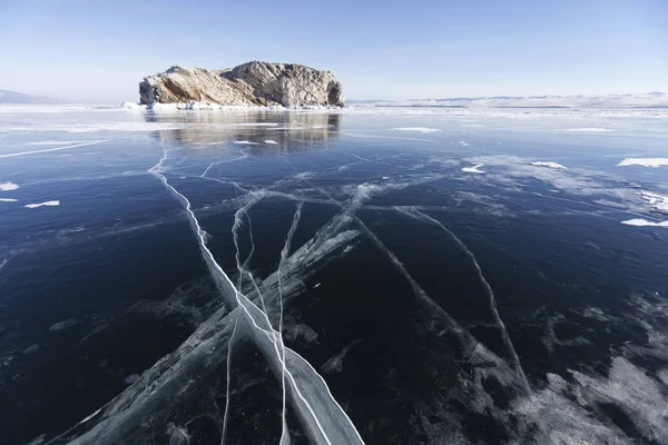 Scheuren in het ijs van het Baikalmeer. Winterlandschap, Oltrek eiland. — Stockfoto