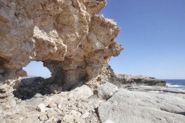 Akdeniz deniz manzara. Deniz Mağarası. Paphos, Kıbrıs. 