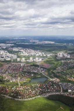 Moskova manzara. Havadan görünümü. Bulutlu gökyüzü