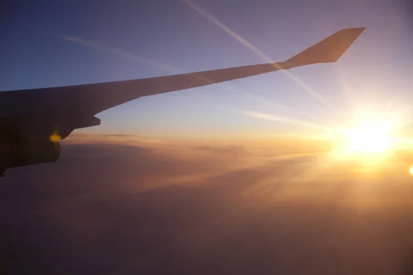 Ala de avión al atardecer . — Foto de Stock