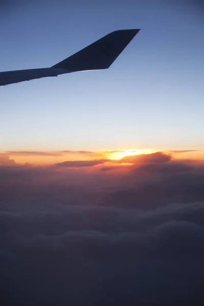Repülőgép szárnyat sziluett: napnyugtakor ég. — Stock Fotó