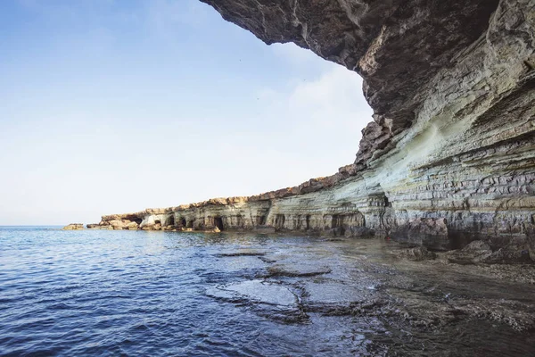 Cuevas marinas del cabo Cavo Greco. Ayia napa, Chipre . — Foto de Stock