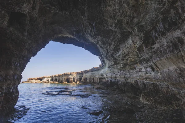 Cuevas marinas del cabo Cavo Greco. Ayia napa, Chipre . — Foto de Stock