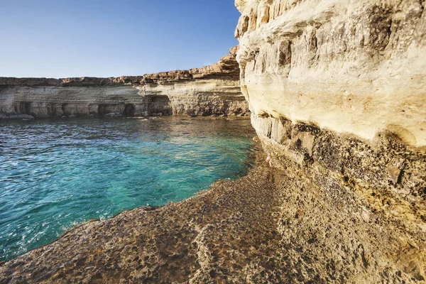 Ajia Napa, Cypr. Jaskinie morskie w Cavo Greco Cape. — Zdjęcie stockowe