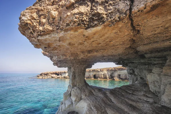 アギア ナパ、キプロス。カーヴォ グレコ岬の海の洞窟. — ストック写真
