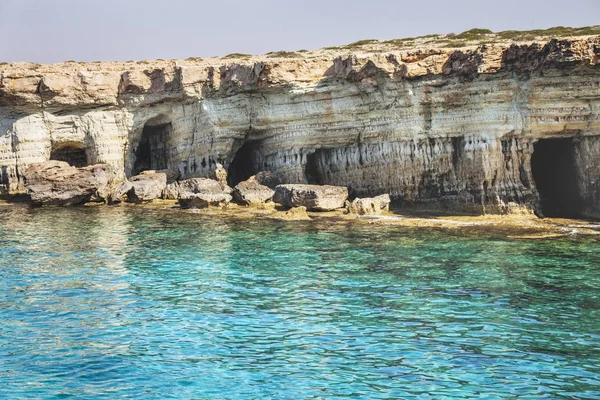 Ayia Napa, Cyprus. Zee grotten van Cavo Greco Cape. — Stockfoto