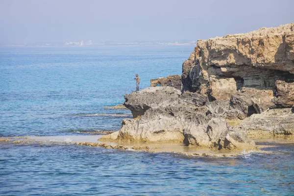 Côte rocheuse de la mer Méditerranée. Chypre — Photo