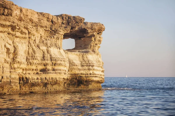 Ayia Napa, Chipre. Cuevas marinas del Cabo Cavo Greco . — Foto de Stock