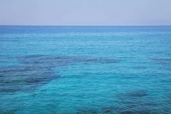 Pemandangan laut Mediterania, air transparan Turquoise — Stok Foto