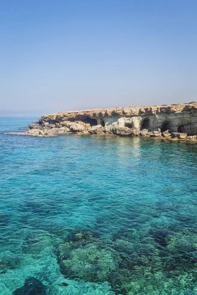 Ayia Napa, Kypr. Mořské jeskyně na mysu Cavo Greco. — Stock fotografie