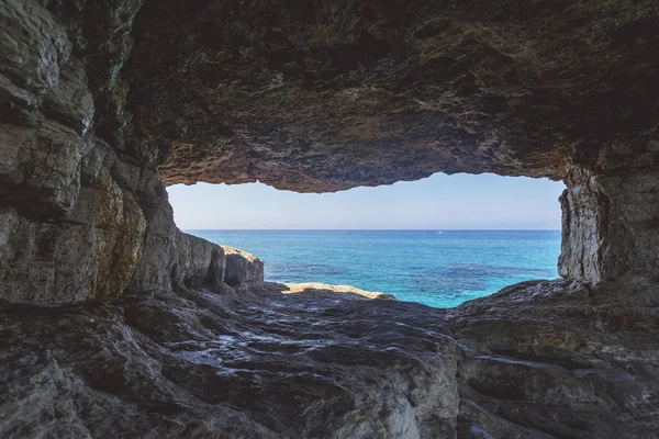 Meereshöhlen von cavo greco cape. ayia napa, Zypern. — Stockfoto