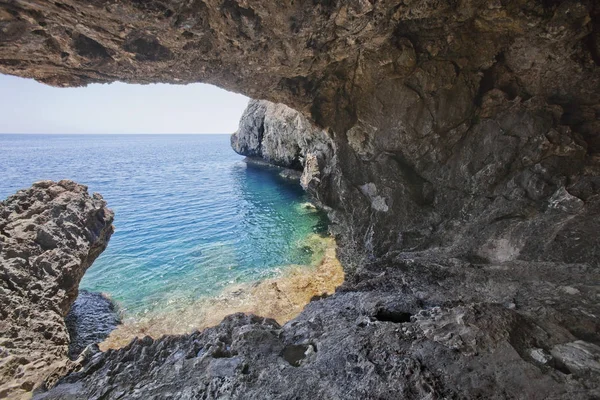Cueva cerca de la iglesia de Agioi Anargyroi en Cabo Cavo Greco. Chipre — Foto de Stock