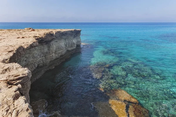 Ayia Napa, Cyprus. Zee grotten van Cavo Greco Cape. — Stockfoto