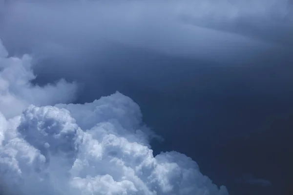 Thunder nebe, kupovité mraky. Přírodní pozadí — Stock fotografie