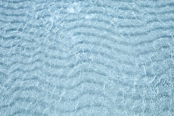 透明な海の水と白い砂浜の下. — ストック写真