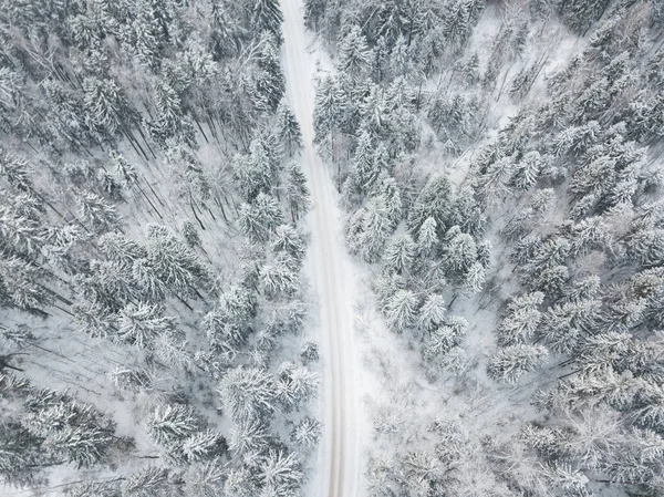 Route de campagne à travers la forêt. Vue aérienne paysage hivernal — Photo