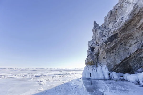 Borga Dagan 섬 바위입니다. 호수 바이칼 겨울 풍경 — 스톡 사진