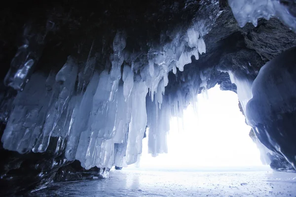 Eishöhle, Oltrek Island. Winterlandschaft Baikalsee — Stockfoto