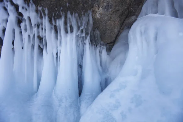 Grandi Icicli. Inverno natura congelata — Foto Stock