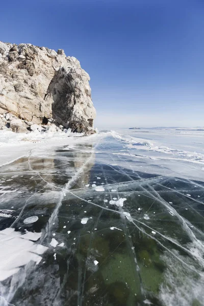 Jezero Bajkal, Borga-Dagan ostrovní skála. Zimní krajina. Průhledné — Stock fotografie