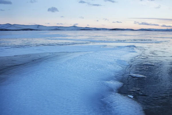 Ghiaccio ondulato del lago Baikal, paesaggio invernale . — Foto Stock