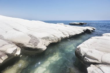 Akdeniz. Vali sahil yakınında beyaz kayalar