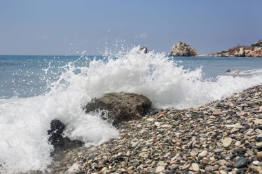 Turkuaz dalga. Afrodit taş plaj. Kıbrıs Mediterranean