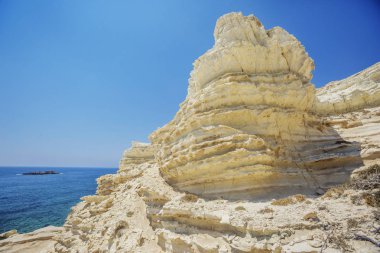Paphos yakınındaki deniz mağaraları. Kıbrıs manzara. Beyaz kayalıklar