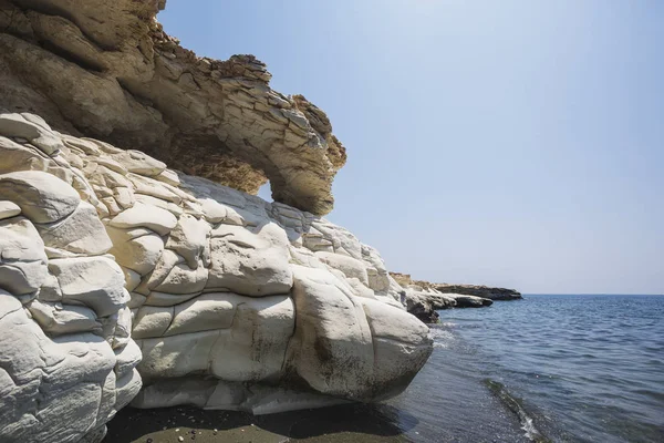 Mar Mediterráneo. Rocas blancas cerca de la playa del gobernador — Foto de Stock