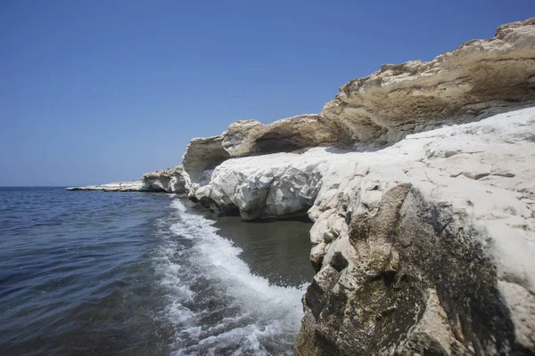 Mar Mediterráneo. Rocas blancas cerca de la playa del gobernador — Foto de Stock