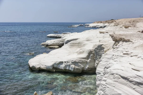 Medelhavet. Vita stenar nära Governor's beach — Stockfoto