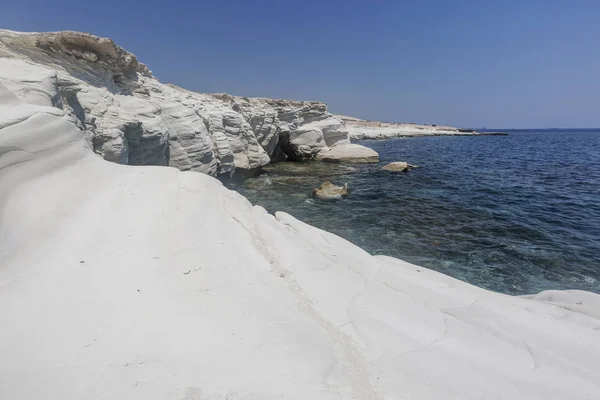 Mar Mediterráneo. Rocas blancas cerca de la playa del gobernador — Foto de Stock