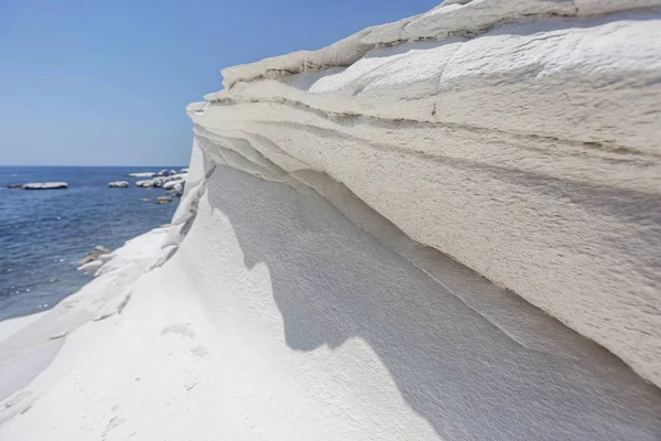 Rocas blancas cerca de la playa del gobernador, Chipre paisaje marino . — Foto de Stock