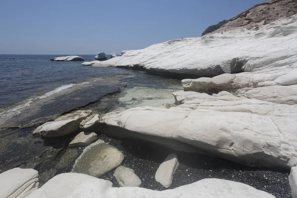 Mar Mediterráneo. Rocas blancas cerca de la playa del gobernador — Foto de Stock