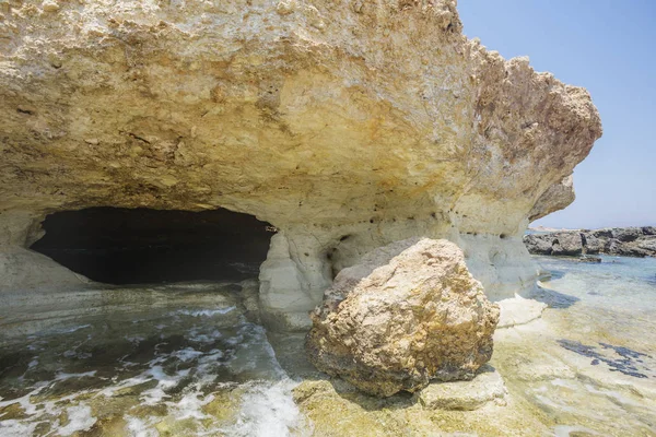 Cap Drepanon. Chypre paysage. Mer Méditerranée — Photo