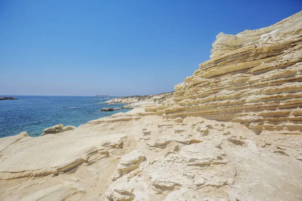 Cuevas marinas cerca de Paphos. Chipre paisaje. Acantilados blancos — Foto de Stock