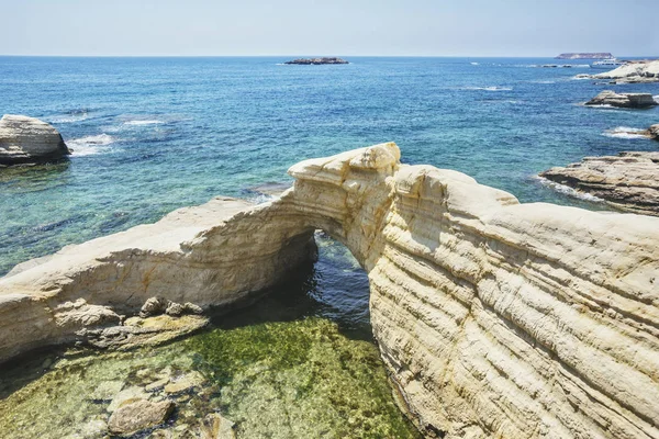 Arco de piedra cerca de Paphos. Chipre paisaje. Acantilados blancos —  Fotos de Stock