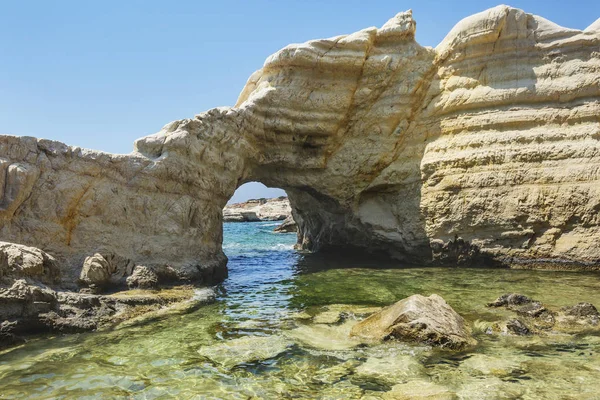 Paphos taş kemer. Kıbrıs manzara. Beyaz kayalıklar — Stok fotoğraf