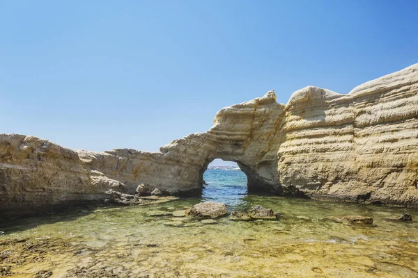 Arco de piedra cerca de Paphos. Chipre paisaje. Acantilados blancos — Foto de Stock