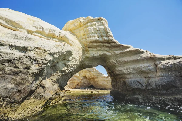 Arco de piedra cerca de Paphos. Chipre paisaje. Acantilados blancos — Foto de Stock