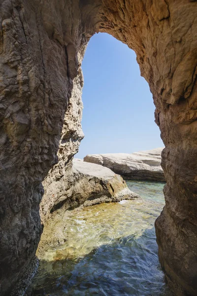Камінь арочні поблизу міста Пафос. Кіпр краєвид. Білі скелі — стокове фото
