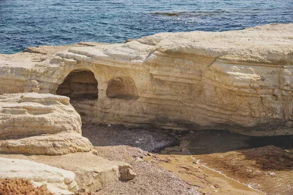 Cuevas marinas cerca de Paphos. Chipre paisaje. Acantilados blancos — Foto de Stock