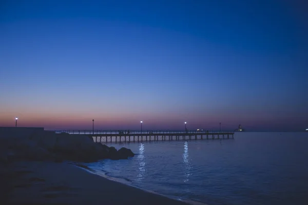 Amanecer en la orilla del mar Mediterráneo — Foto de Stock