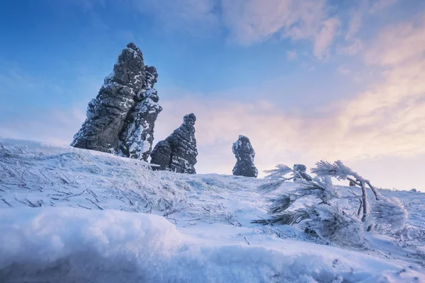 Wietrzenie stanowisk. Płaskowyż Manpupuner, Rosja — Zdjęcie stockowe