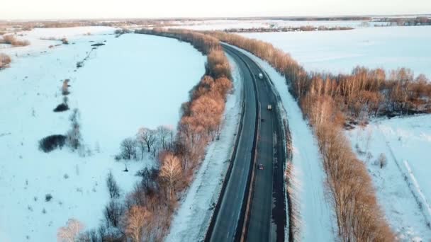 Solnedgången Vinterväg Förbipasserande Bilar Lastbilar Flygfoto Landskap — Stockvideo