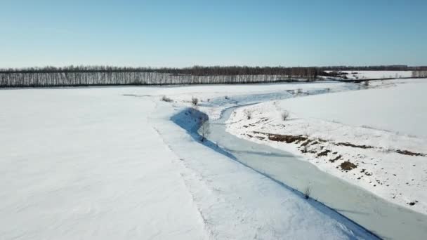 小さな冷凍川に飛んでいます 氷と雪 空撮風景 — ストック動画